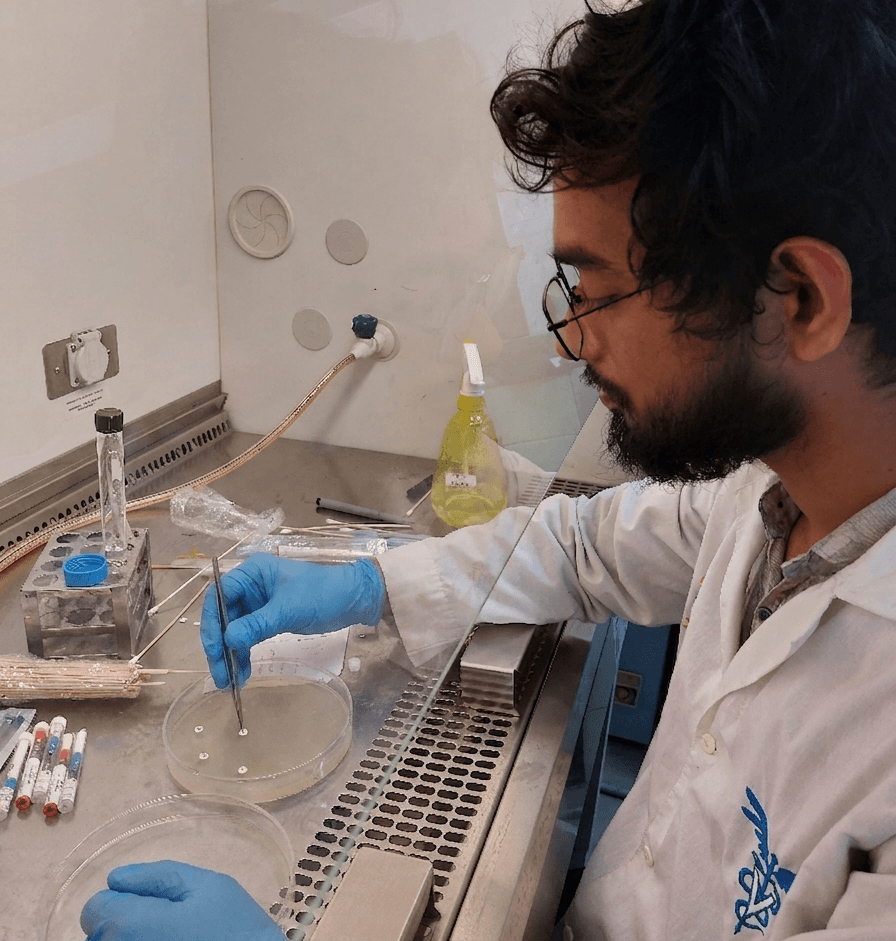 Nahiduzzaman working in laboratory